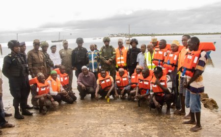 Cabo Delgado: Rwandan forces donate fishing boat to locals