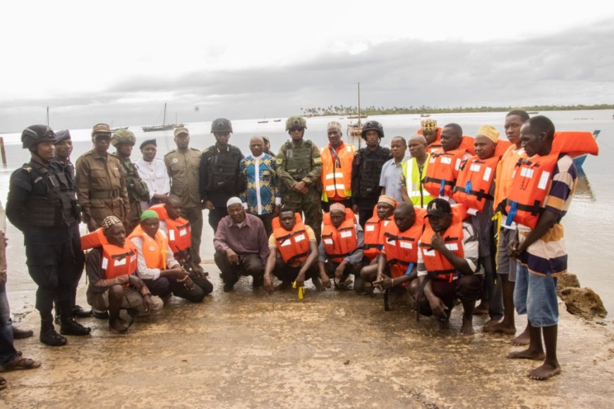 Cabo Delgado: Rwandan forces donate fishing boat to locals