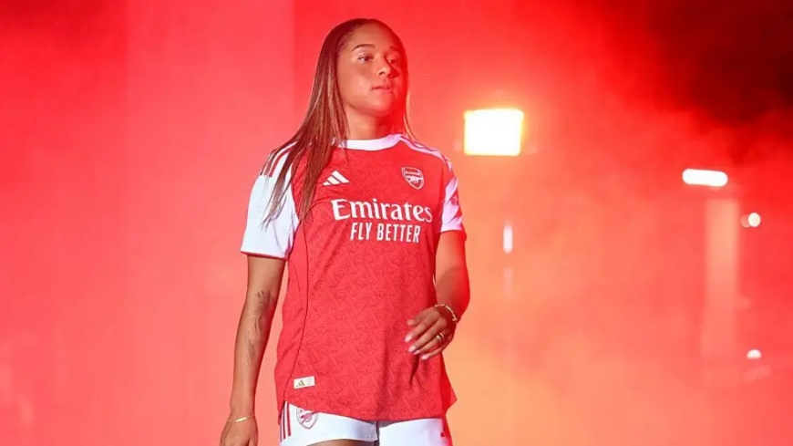Smith joins Arsenal for world record £1m fee