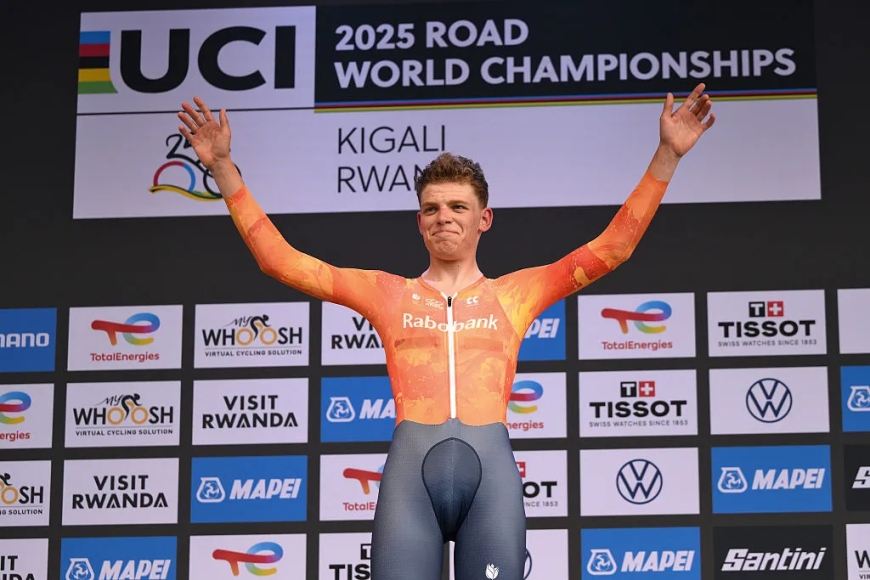 Michiel Mouris wins men's junior title  in time trial
