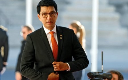 Madagascar president flees after losing support of key army unit