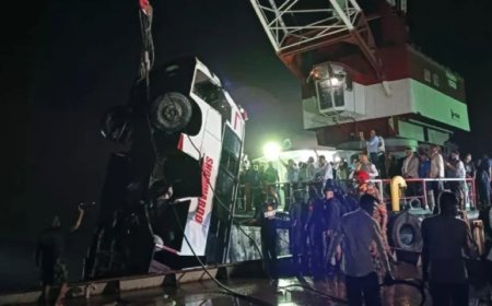 Bus sinks in Bangladesh river, killing at least 18 people