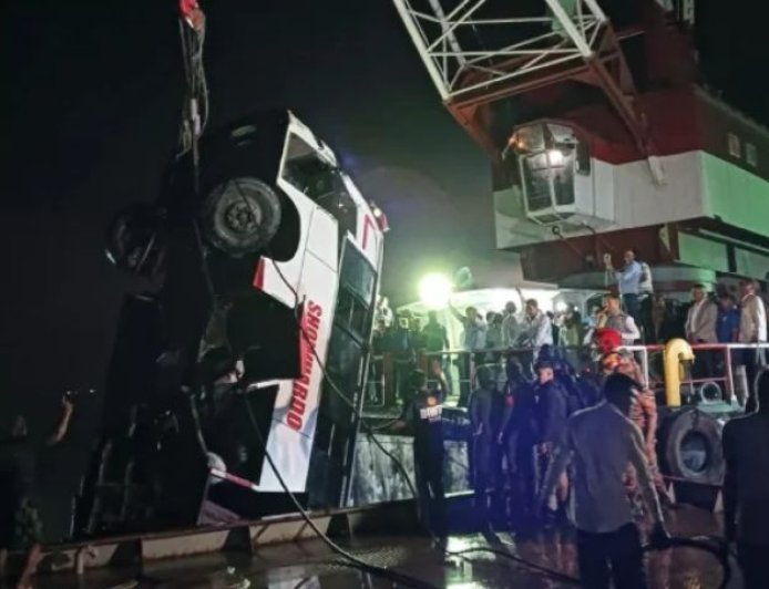 Bus sinks in Bangladesh river, killing at least 18 people