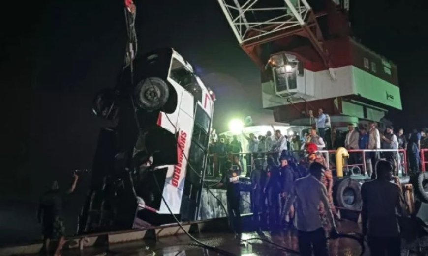 Bus sinks in Bangladesh river, killing at least 18 people