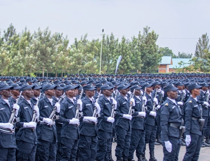 Kagame promotes over 5,700 police officers