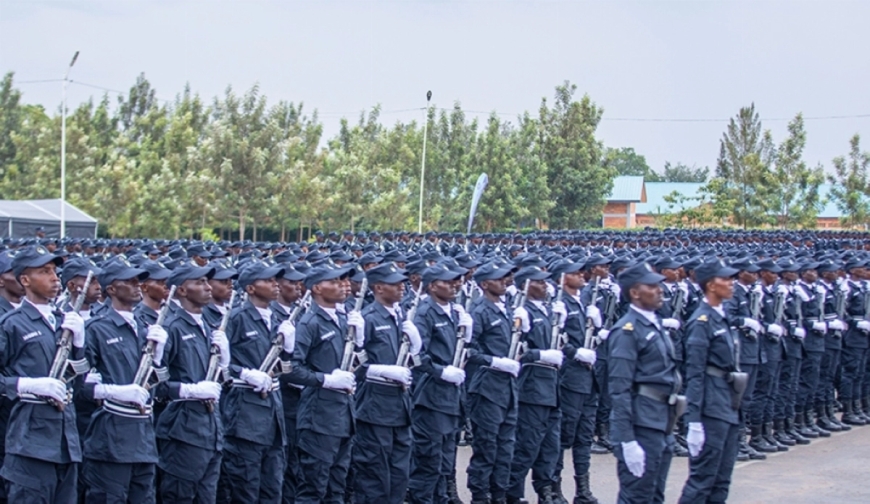 Kagame promotes over 5,700 police officers