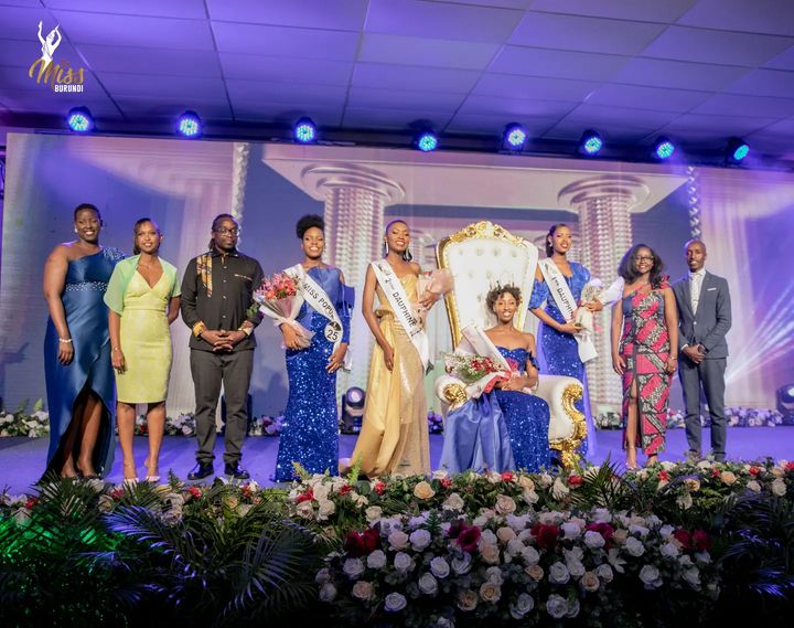 Miss Burundi 2023 Lellie Carelle NDAYIZEYE, her runners-up and Miss Popularity 2023 posing with the members of the jury.